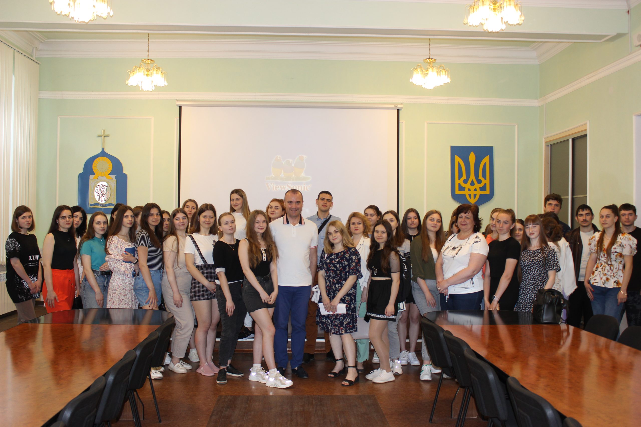 “Ефективність і відповідальність у соціальних мережах”: з гумором про серйозне “Ефективність і відповідальність у соціальних мережах”: з гумором про серйозне